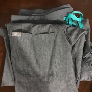 FIGS Catarina Top Size Medium Graphite